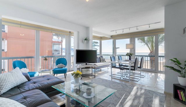 Apartment Casa Esmeralda 2 on the Beach with Balcony, A/C & Wi-Fi