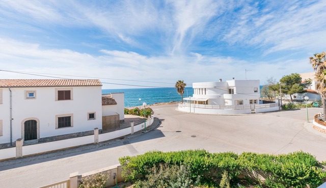 "Beach House" (ETV/8101) Beautiful villa with spectacular sea views.