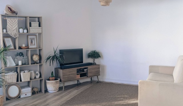 Centrally located, air-conditioned apartment on the beach