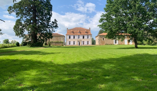Charming house for 24 people in Montbron