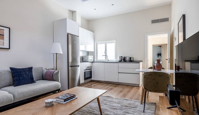 Classic Recoletos 1BR w/Doorman, in Calle Serrano, by Blueground