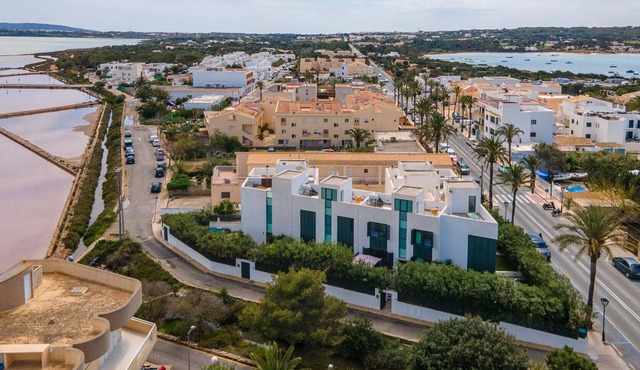 Cozy triplex in La Savina port!