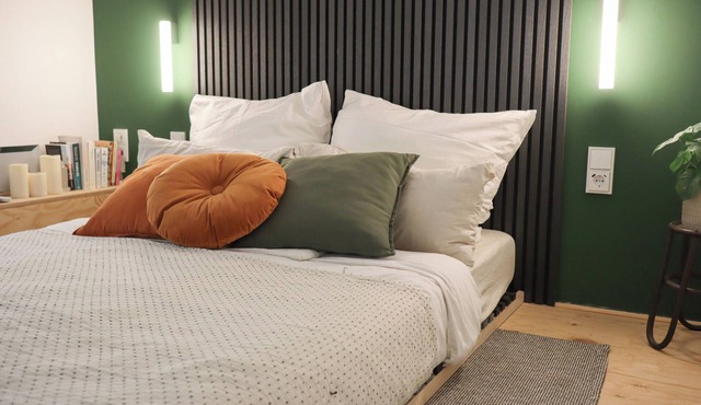 DAS STUDIO: Tiny apartment with garden oasis in the middle of Berlin in Berlin
