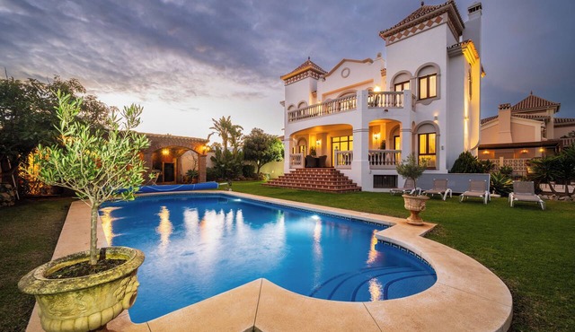 Beachside Luxury Villa Heated Saltwater Pool & Game Room in San Pedro Marbella