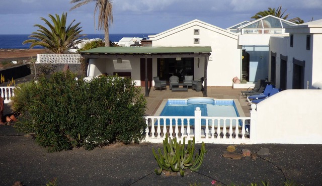 Fantastic Located Villa with Heated Pool Hottub Wifi and turfed green Bbq area