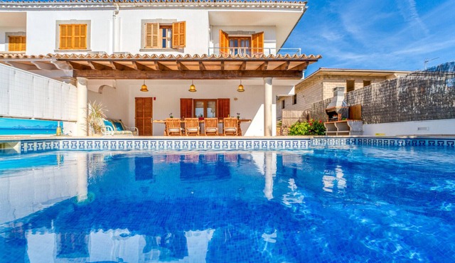 House with pool Eden lago close to the beach