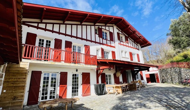 Large Basque house for 14, game room, Internet in Hasparren