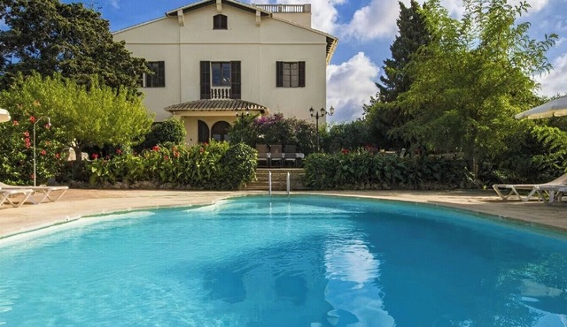 Large country house with swimming pool near the sea