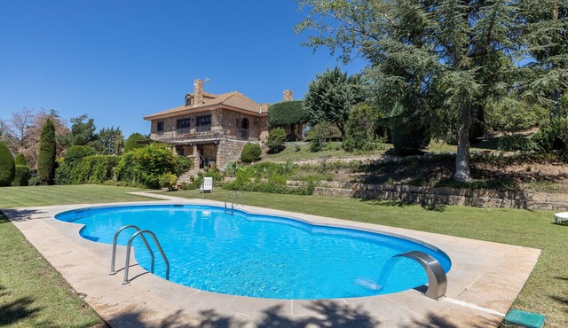 Las Yernas: Rural House in Sierra de Gredos with Private Pool for Groups