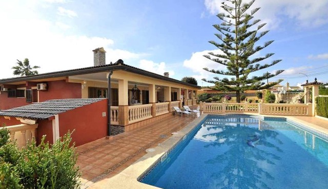 Luxurious villa with pool in Bahía Grande