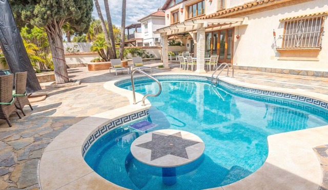 Luxury villa near the sea with pool in Marbella