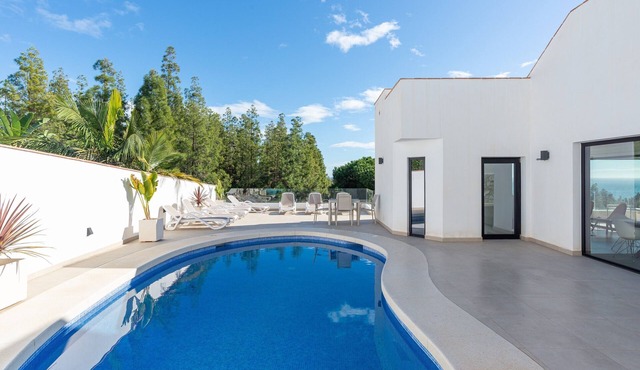 Luxury Villa with Private Pool, with Sea View, Wi-Fi and Air Conditioning
