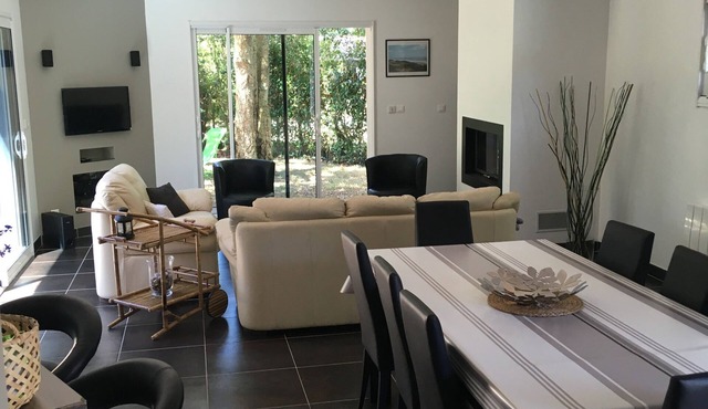 Modern oceanfront villa for your vacation. Pets allowed in Messanges