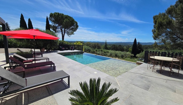 NEW accommodation, panoramic view, overflowing swimming pool, beautiful village in Cotignac