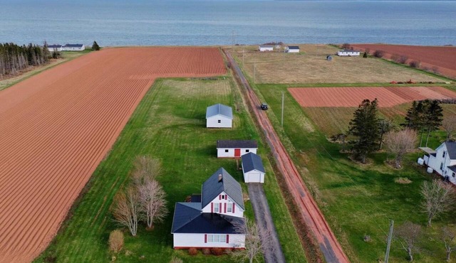 Oceanfront PEI Farmhouse Sunset Views Family-Friendly Near Montague in Murray River