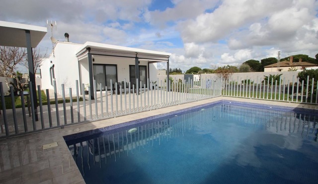 private Pool, modern and perfect holiday home casa Hugo with AC and Barbecue