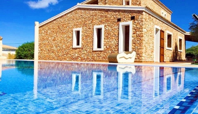 Rustic villa with large infinity pool and lawn