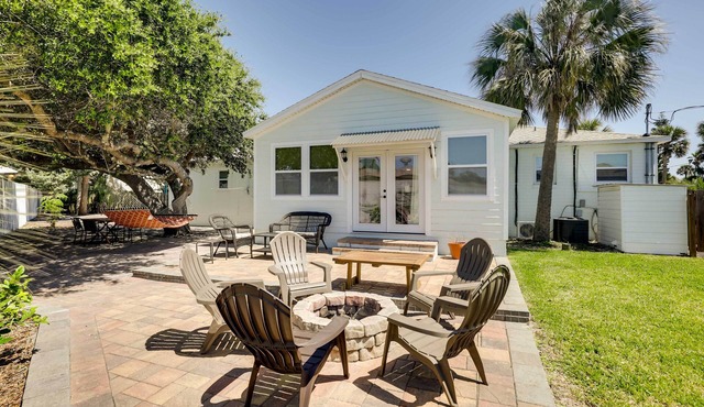 St Augustine Cottage w/Fire Pit - Walk to Pier! in St. Augustine Beach