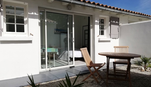 studio type cottage for 2 people, private patio and heated pool in Rivedoux-Plage