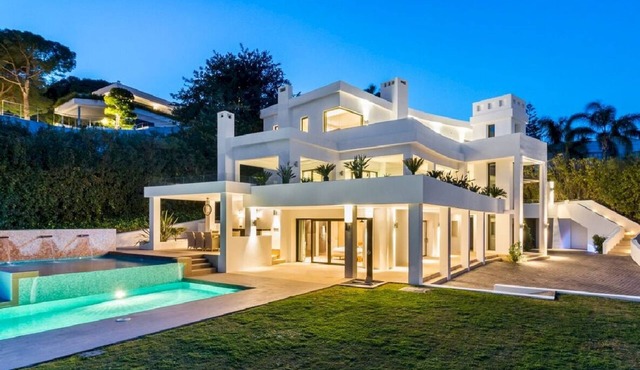 Stunning and modern 5 bedrooms villa