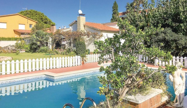 Stunning home in Francàs