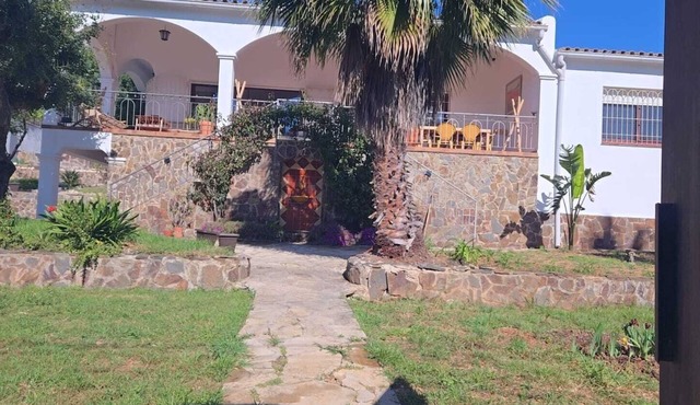 Typical ibiza-style family villa with large swimming pool 15 mn from Sitges