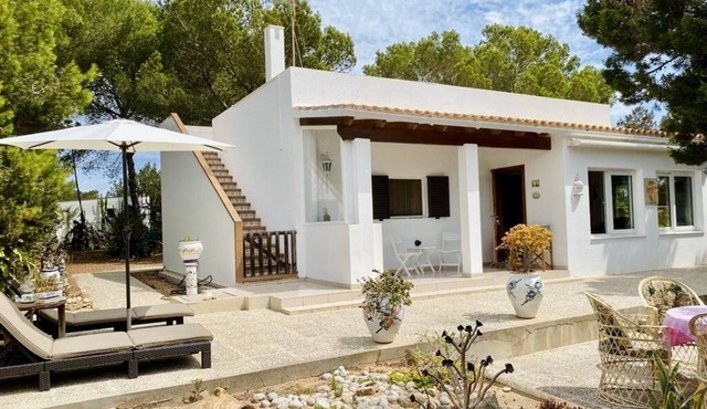 Vacation home with sea views and large plot directly on Playa Migjorn