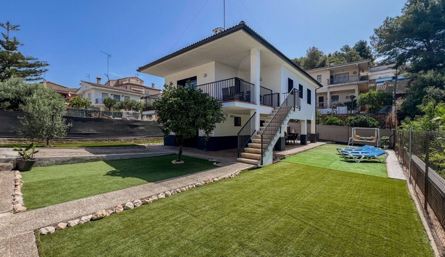 Villa Bessones: Amplio jardin, barbacoa, zona de juegos, a 5 minutos de la playa