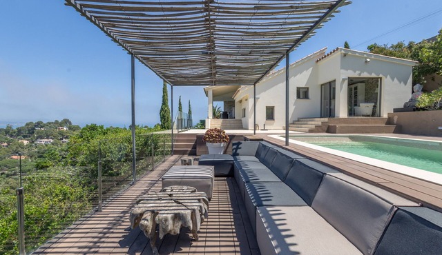 Villa with Pool and Spectacular Sea Views