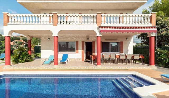 Vista Cunit es una gran casa con piscina, barbacoa