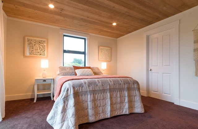 Beachfront luxury in Ruby Bay - 30 mins to Nelson in Ruby Bay