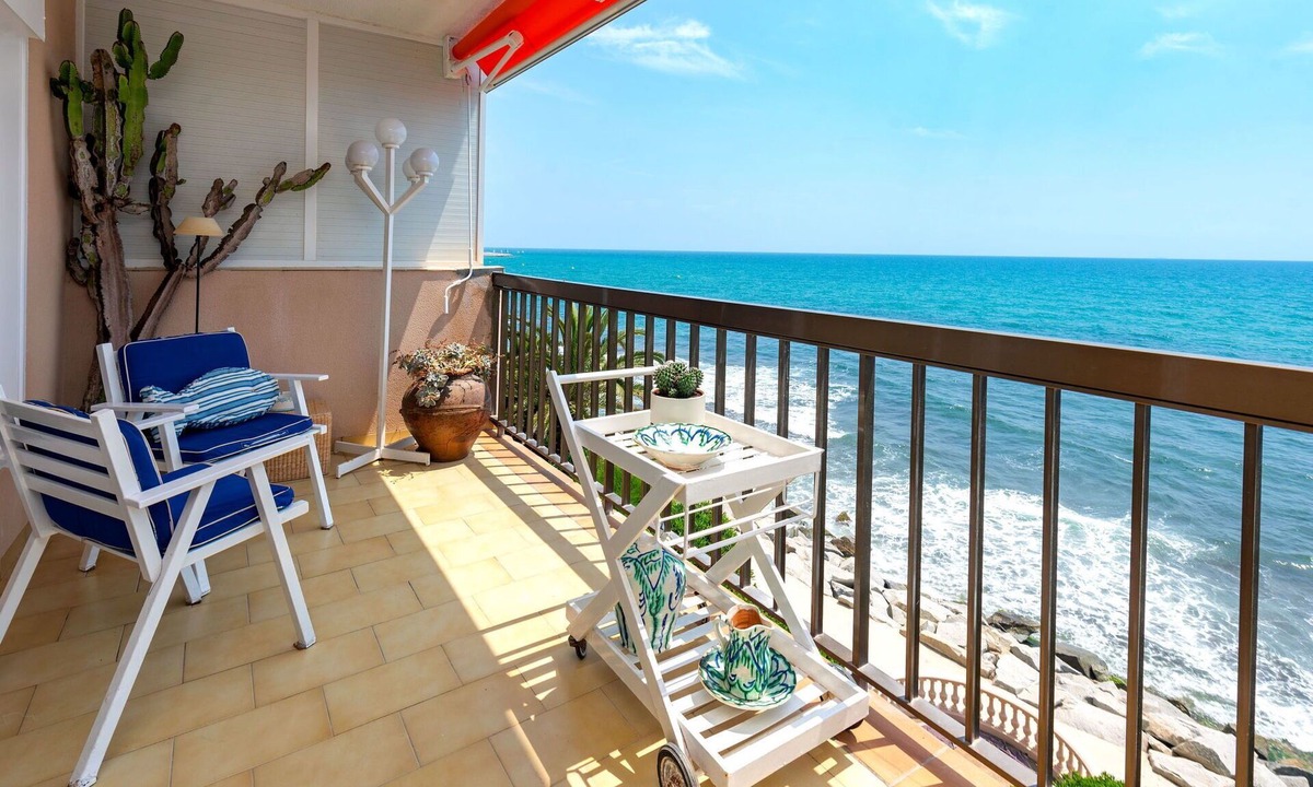 Sant Andreu de Llavaneres Apartment | Cosy apartment for 6 people with WIFI, pool, TV and balcony