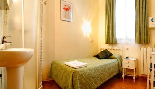 Single Room with Shared Toilet