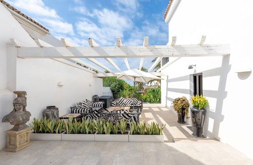 Elviria Apartment | Apartment 'Villa Paloma' close to the Beach with Shared Pool & Wi-Fi