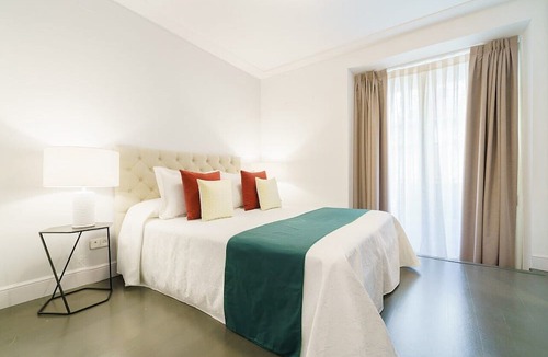 Chueca Apartment | In chueca by Gran via 1130 SQF 105 - SM big apartment with view, Super center