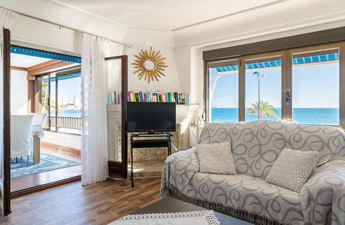 Cala Apartment | Casa Blanca 2 Apartment with Sea Views, Barbecue, Air Conditioning and Wi-Fi