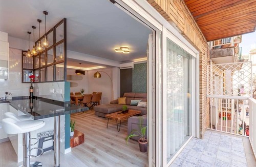 Central District Condo | Elegant apartment ideal for families at 15min from Alhambra. 3 bathrooms, optional parking.