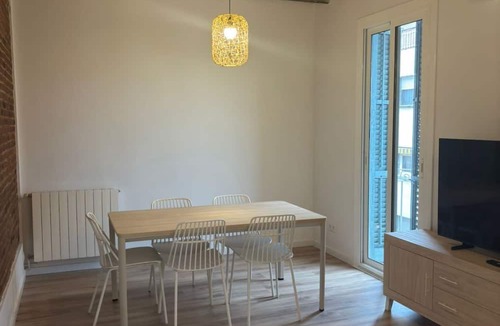 El Poble-sec Apartment | Bright 2 bedroom apartment located in the most attractive area of Barcelona. It is located in the heart of Poble Sec, the coolest neighborhood with the best tapas restaurants in Barcelona. Just 4 minutes from the subway and 10 minutes from Las Rambl