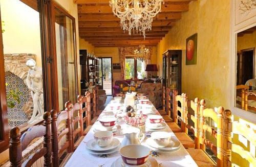 Castronuno House | Beautiful Alamedas, casa rural con jardín y alberca para familias y grupos
