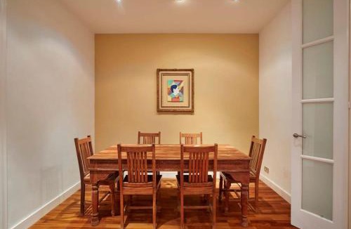 L'Antiga Esquerra de l'Eixample Apartment | The Collection Barcelona - Classy 3BD - 2BTH with private patio in Eixample