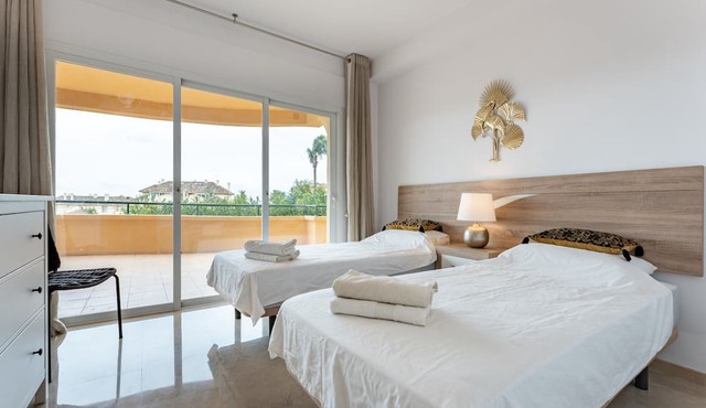Apartment 'Elveria Hills' with Sea View, Wi-Fi and Air Conditioning