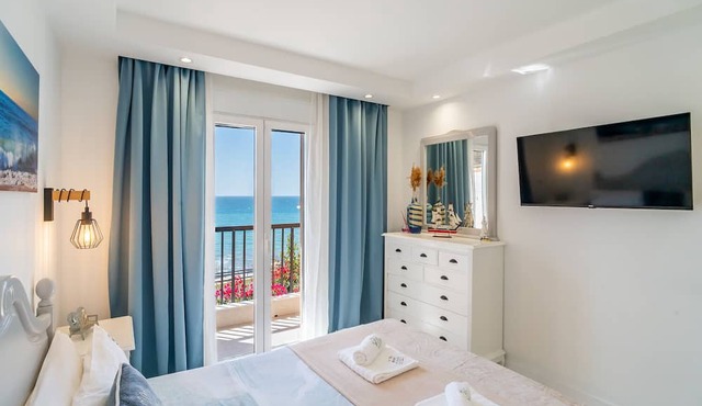 Cubo's El Faro Beach Apartment with Pool/sea views/close to beach/free wifi