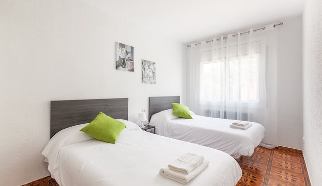 Apartment Villa Mercedes with Terrace, Balcony & Wi-Fi
