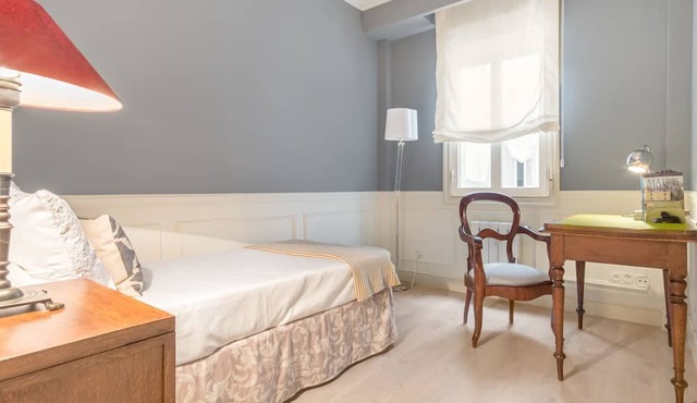Elegant 3-Bed Apartment in Salamanca, Madrid