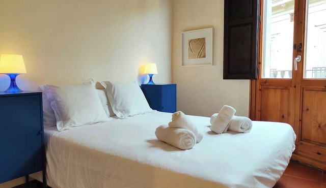 RL Spacious 2-Bed Apt on La Rambla. Wifi &Central