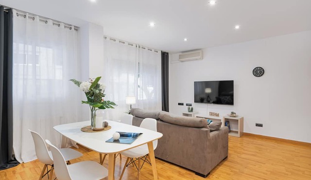 Charming 2-Bedroom Apartment in the Heart of Gràcia – Ideal for 4 Guests